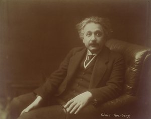 Albert Einstein (1879-1955) probabilmente durante la sua visita a Parigi nel 1922